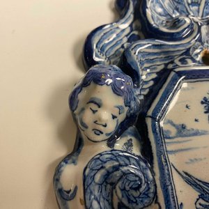 Une paire d'appliques en faïence de Delft en bleu et blanc aux portraits du prince Guillaume IV et de la princesse Anne, 18ème — photo 11