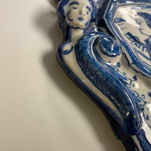 Une paire d'appliques en faïence de Delft en bleu et blanc aux portraits du prince Guillaume IV et de la princesse Anne, 18ème — photo 18