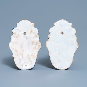 Une paire d'appliques en faïence de Delft en bleu et blanc aux portraits du prince Guillaume IV et de la princesse Anne, 18ème — photo 4