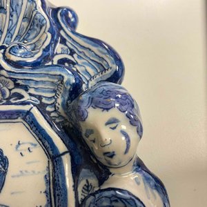 Une paire d'appliques en faïence de Delft en bleu et blanc aux portraits du prince Guillaume IV et de la princesse Anne, 18ème — photo 9
