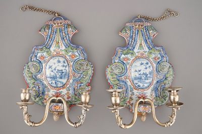 Une paire d'appliques en faïence de Delft et argent, 18ème
