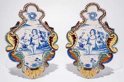 Une paire d'appliques en faïence polychrome de Delft, Makkum, 19/20ème