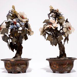 Une paire d'arbres en jade, pierre de savon, agate et corail dans leurs pots en cloisonné, Chine, 19/20ème — photo 3