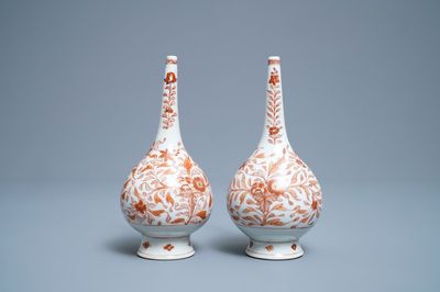 Une paire d'aspersoirs en porcelaine de Chine en rouge de fer et doré pour le marché islamique, Kangxi
