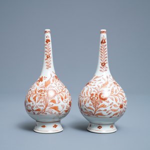 Une paire d'aspersoirs en porcelaine de Chine en rouge de fer et doré pour le marché islamique, Kangxi — photo 3
