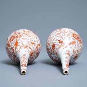 Une paire d'aspersoirs en porcelaine de Chine en rouge de fer et doré pour le marché islamique, Kangxi — photo 6