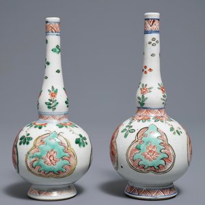 Une paire d'aspersoirs en porcelaine de Chine famille verte, Kangxi — photo 3