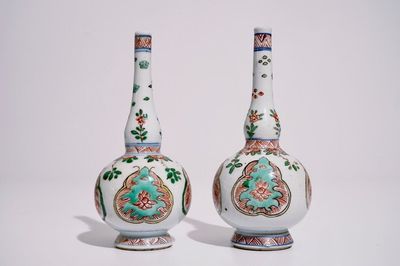 Une paire d'aspersoirs en porcelaine de Chine famille verte, Kangxi