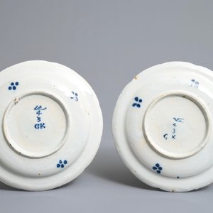 Une paire d'assiettes à décor 'millefleurs' en faïence de Delft bleu et blanc, 17/18ème — photo 2