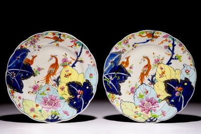 Une paire d’assiettes à décor “pseudo feuille de tabac”, Qianlong