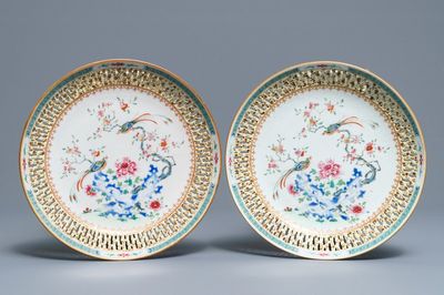 Une paire d'assiettes ajourées en porcelaine de Chine famille rose, Qianlong