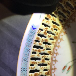 Une paire d'assiettes ajourées en porcelaine de Chine famille rose, Qianlong — photo 6