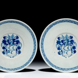 Une paire d'assiettes armoriées en faïence de Delft bleu et blanc, 17ème — photo 1