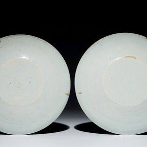 Une paire d'assiettes armoriées en faïence de Delft bleu et blanc, 17ème — photo 2