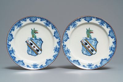 Une paire d'assiettes armoriées en faïence polychrome de Delft, 18ème