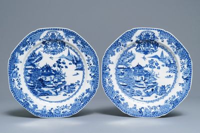 Une paire d'assiettes armoriées en porcelaine de Chine bleu et blanc pour le marché français, Qianlong