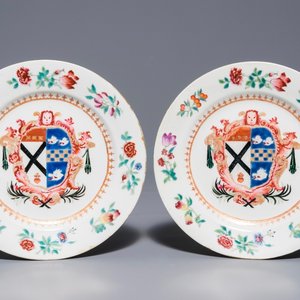 Une paire d'assiettes armoriées en porcelaine de Chine famille rose pour le marché anglais, blason de Johnstone, Qianlong — photo 1