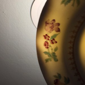 Une paire d'assiettes armoriées en porcelaine de Chine famille rose pour le marché anglais, blason de Johnstone, Qianlong — photo 3