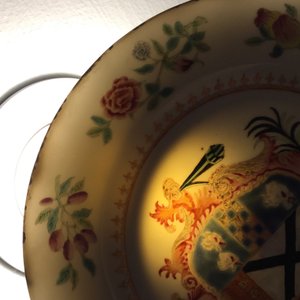 Une paire d'assiettes armoriées en porcelaine de Chine famille rose pour le marché anglais, blason de Johnstone, Qianlong — photo 8