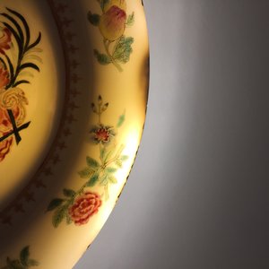 Une paire d'assiettes armoriées en porcelaine de Chine famille rose pour le marché anglais, blason de Johnstone, Qianlong — photo 9