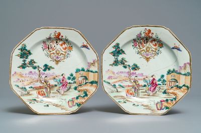 Une paire d'assiettes armoriées en porcelaine de Chine famille rose pour le marché anglais, Qianlong