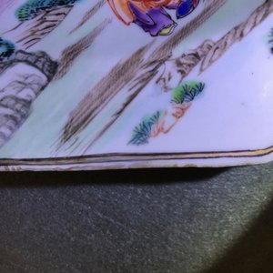 Une paire d'assiettes armoriées en porcelaine de Chine famille rose pour le marché anglais, Qianlong — photo 11