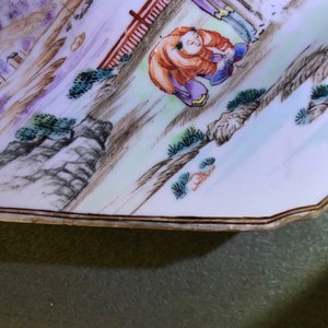 Une paire d'assiettes armoriées en porcelaine de Chine famille rose pour le marché anglais, Qianlong — photo 20