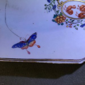 Une paire d'assiettes armoriées en porcelaine de Chine famille rose pour le marché anglais, Qianlong — photo 4
