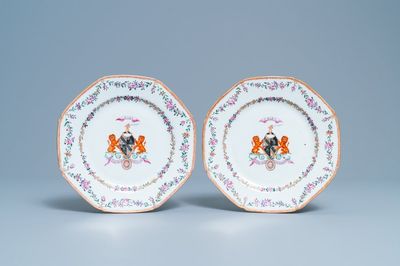 Une paire d'assiettes armoriées en porcelaine de Chine famille rose pour le marché écossais aux armes de Dalyell of the Binns, Qianlong