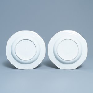 Une paire d'assiettes armoriées en porcelaine de Chine famille rose pour le marché anglais et une pour le marché hollandais, Qianlong — photo 3