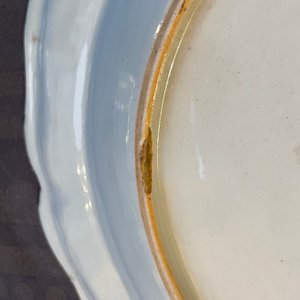 Une paire d'assiettes armoriées en porcelaine de Chine famille rose pour le marché danois, Qianlong — photo 4