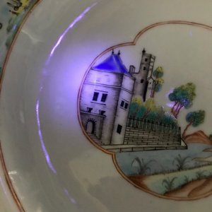 Une paire d'assiettes armoriées en porcelaine de Chine famille rose pour le marché anglais, Qianlong — photo 11