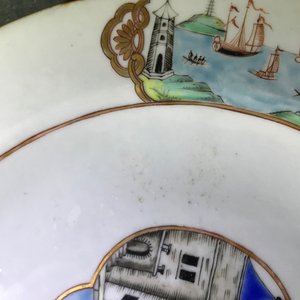Une paire d'assiettes armoriées en porcelaine de Chine famille rose pour le marché anglais, Qianlong — photo 5