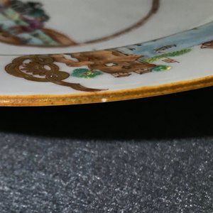 Une paire d'assiettes armoriées en porcelaine de Chine famille rose pour le marché anglais, Qianlong — photo 6