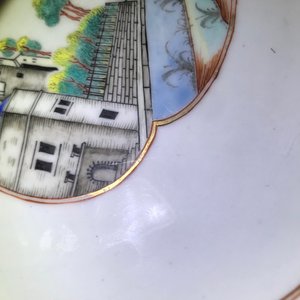 Une paire d'assiettes armoriées en porcelaine de Chine famille rose pour le marché anglais, Qianlong — photo 10