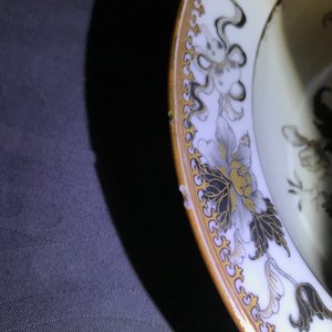 Une paire d'assiettes armoriées en porcelaine de Chine grisaille et dorée à fond capucin, Qianlong — photo 3