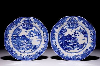 Une paire d'assiettes armoriées en porcelaine de Chine pour le marché français, Qianlong
