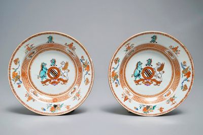 Une paire d'assiettes armoriées en porcelaine de Chine verte-Imari pour le marché Anglais, blason de Yonge, Yongzheng