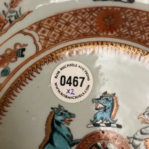 Une paire d'assiettes armoriées en porcelaine de Chine verte-Imari pour le marché Anglais, blason de Yonge, Yongzheng — photo 3