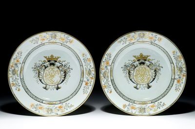 Une paire d'assiettes armoriées et monogrammées en porcelaine de Chine grisaille et doré, datées 1750, Qianlong