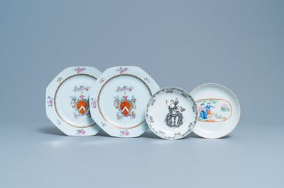 Une paire d'assiettes armoriées, une coupe en grisaille et une à décor de 'L'adieu du marin', Chine, Qianlong