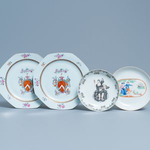 Une paire d'assiettes armoriées, une coupe en grisaille et une à décor de 'L'adieu du marin', Chine, Qianlong — photo 1