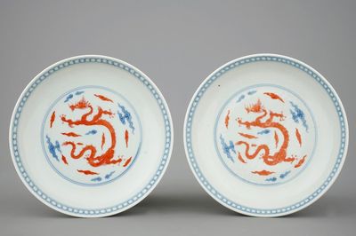 Une paire d'assiettes aux dragons en porcelaine de Chine bleu et blanc et rouge de fer, marque de Yongzheng mais prob. 19ème