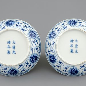 Une paire d'assiettes aux fleurs de lotus en porcelaine de Chine bleu et blanc, marque et époque de Guangxu — photo 2