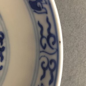 Une paire d'assiettes aux fleurs de lotus en porcelaine de Chine bleu et blanc, marque et époque de Guangxu — photo 3