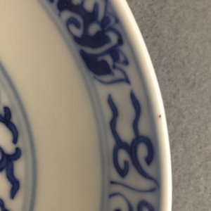 Une paire d'assiettes aux fleurs de lotus en porcelaine de Chine bleu et blanc, marque et époque de Guangxu — photo 4