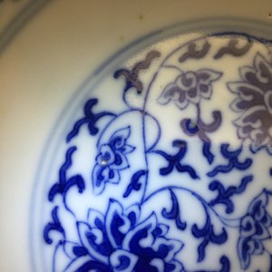 Une paire d'assiettes aux fleurs de lotus en porcelaine de Chine bleu et blanc, marque et époque de Guangxu — photo 8