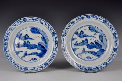 Une paire d'assiettes aux paysages en porcelaine de Chine, Ming, Jiajing/Wanli