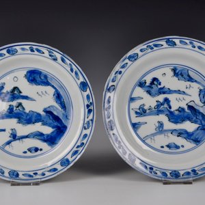 Une paire d'assiettes aux paysages en porcelaine de Chine, Ming, Jiajing/Wanli — photo 1