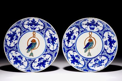 Une paire d'assiettes aux perroquets en faïence de Delft polychrome, 18ème